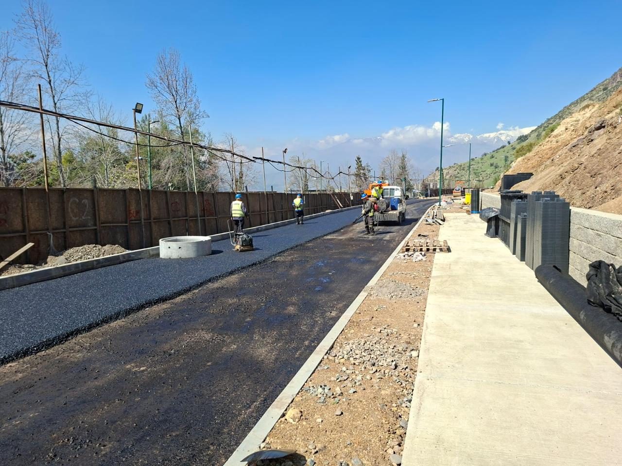 Calzada con base asfáltica y acopio de soleras