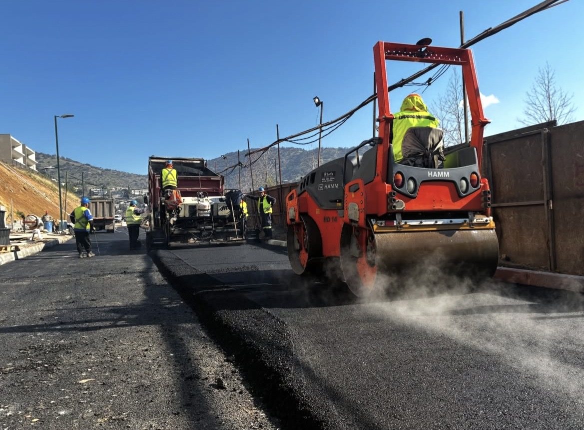 Rodillo Hamm compactando asfalto recién extendido