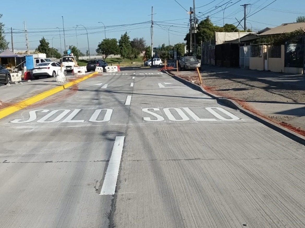 Calzada con leyenda vial pintada y pistas demarcadas