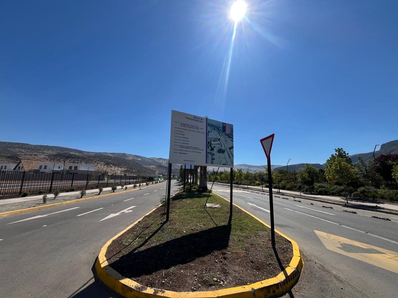 Vía terminada con letrero de obras de pavimentación
