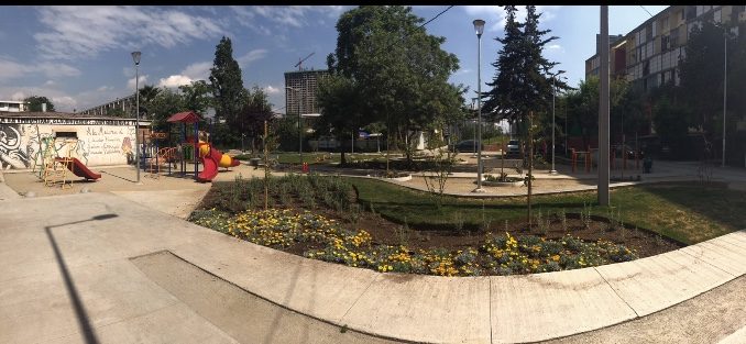 Plaza con juegos infantiles, césped y jardines en Villa Portales
