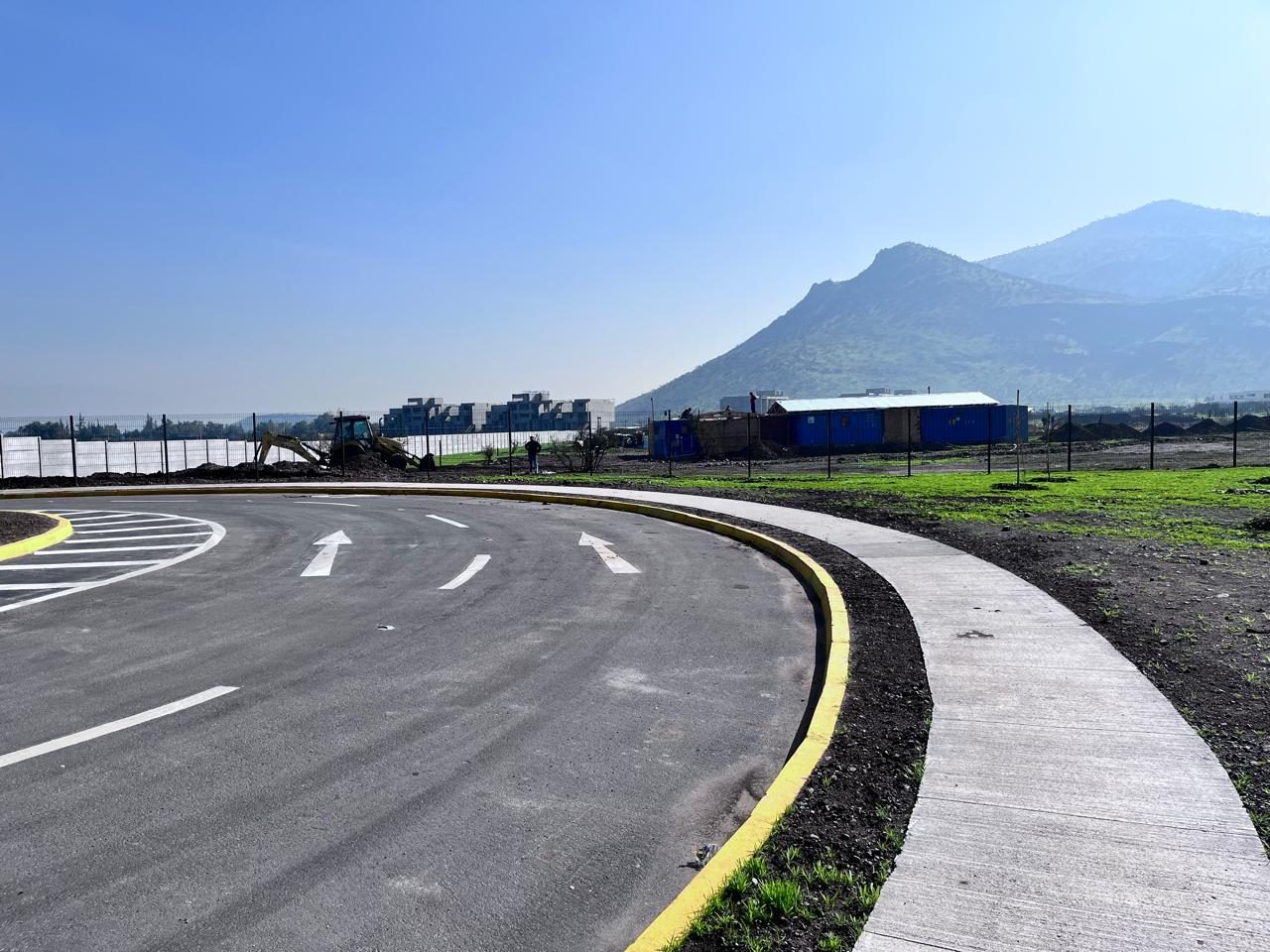 Rotonda recién pavimentada con flechas de circulación