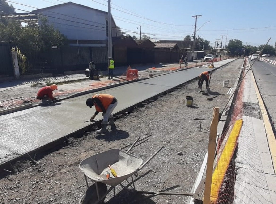 Cuadrilla afinando una vereda de hormigón